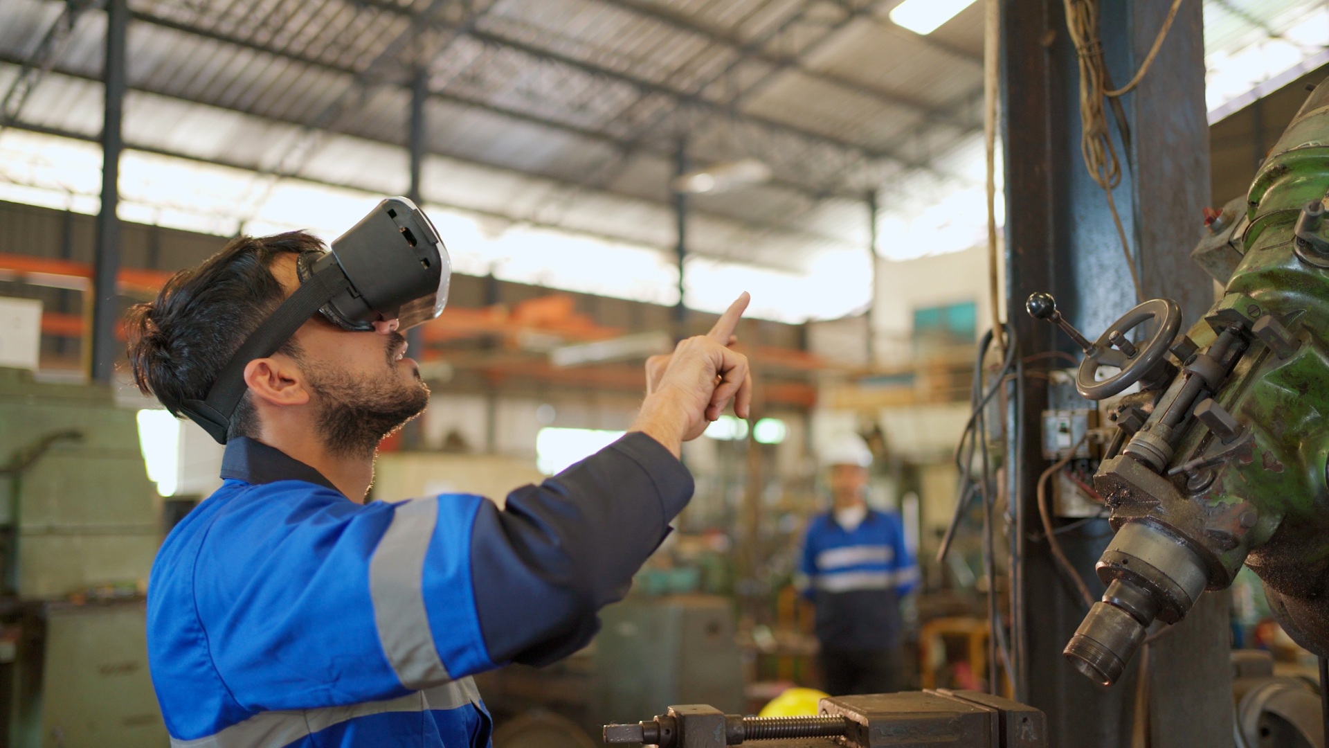 Mitarbeiter nutzt Virtual-Reality-Brille in Produktionsumgebung | Vakuumsensoren
